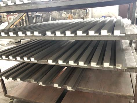 在選擇防水涂料時(shí)，應(yīng)考慮其與EPS線條的相容性和附著力，避免出現(xiàn)脫落、起泡等問題。