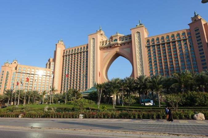 EPS外墻裝飾線條的外觀精美，可以模仿天然石材、木材等材料的紋理和質(zhì)感。