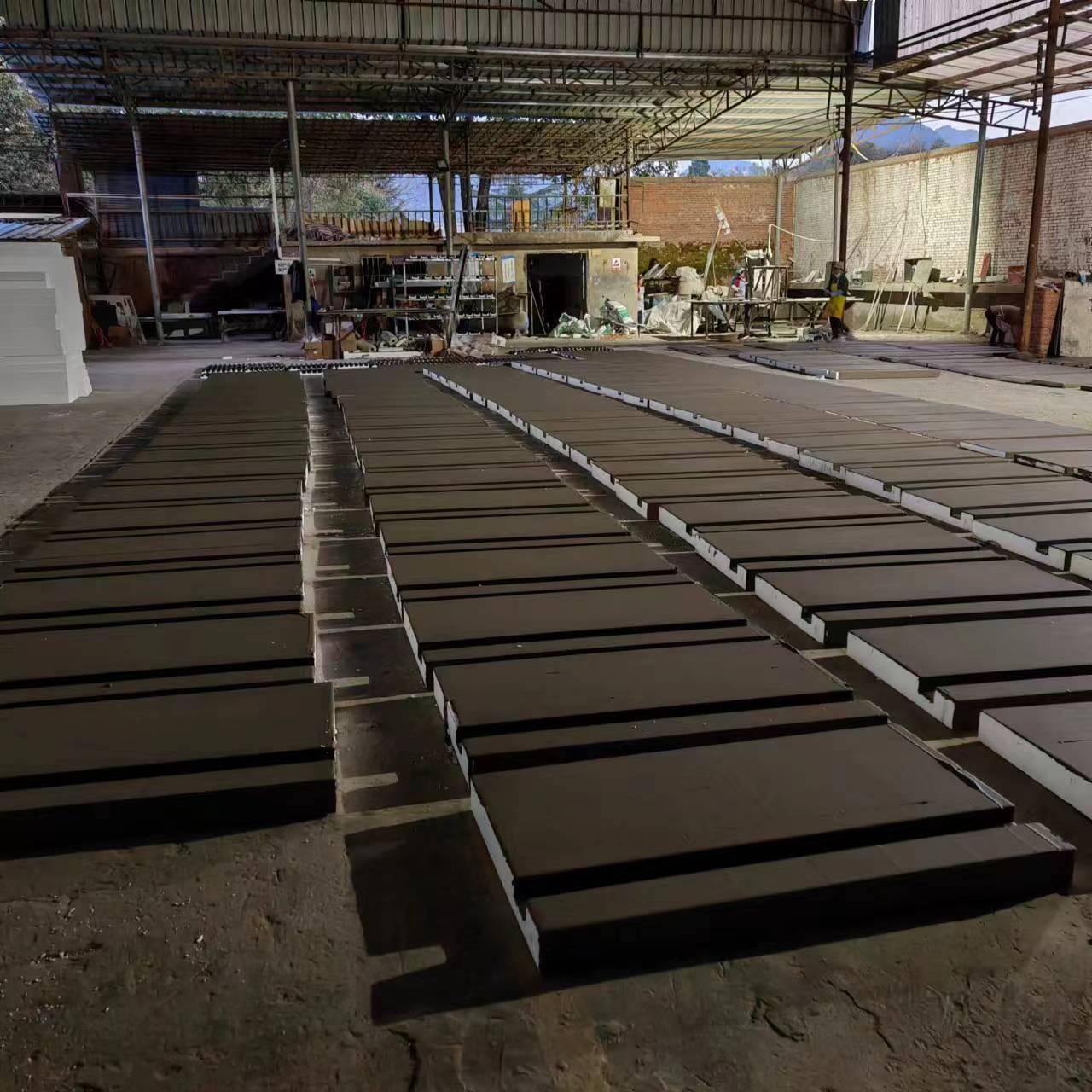 EPS板的價(jià)格相對(duì)較高，因此對(duì)于一些預(yù)算有限的工程來說可能不太適合。