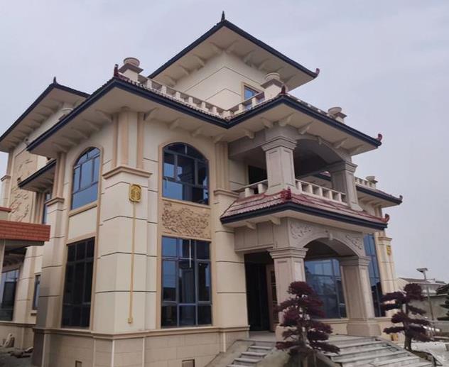 EPS線條是一種輕質、高強度的材料，具有極佳的保溫、隔音性能，同時還有很好的抗水性能和耐候性能。