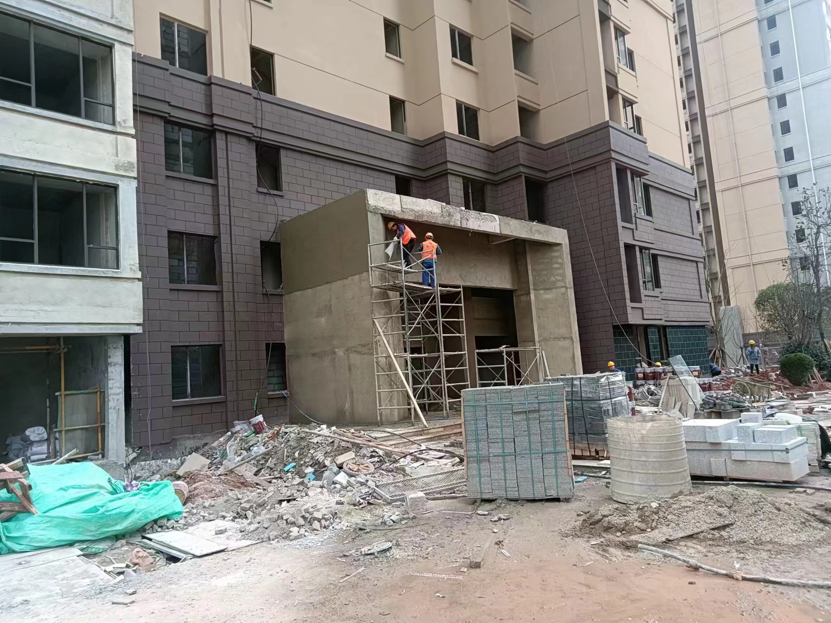 外墻EPS線條在施工過程中，由于各種因素的影響，不可避免地會出現(xiàn)接縫。