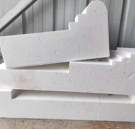 3在粘貼EPS聚苯板時，應確保粘貼面干凈、干燥、平整，并使用專用膠水進行粘貼