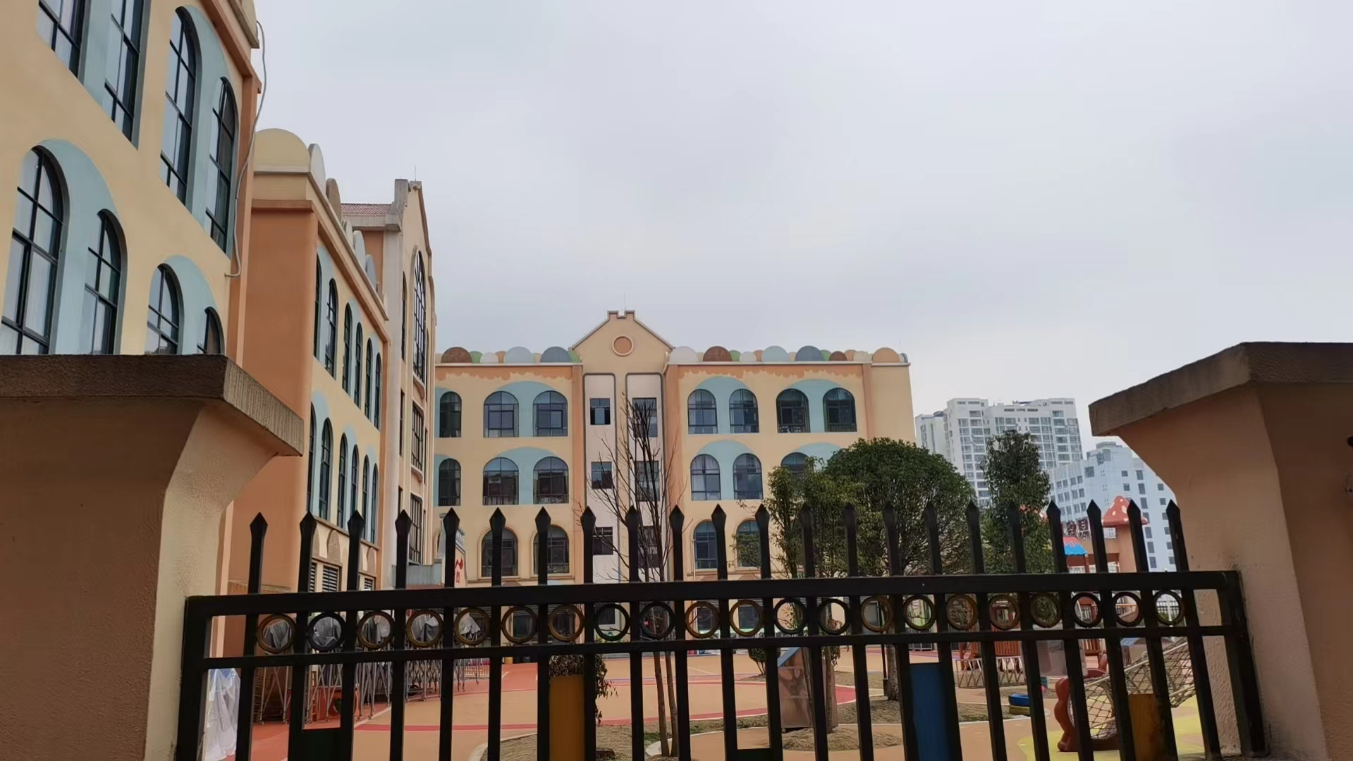 EPS線條的主要原料是聚苯乙烯，這是一種廣泛使用的塑料材料，具有優(yōu)良的保溫性能和隔音性能。