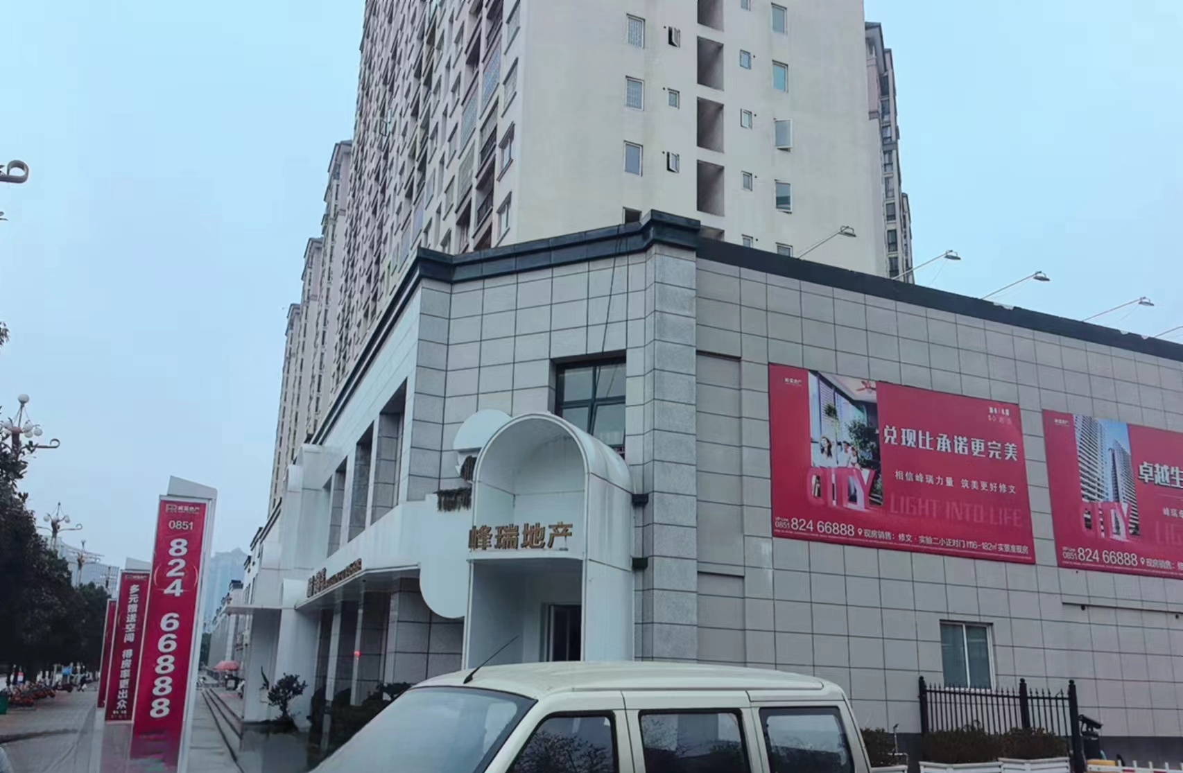 EPS線條和輕石構件是兩種常見的外墻裝飾材料