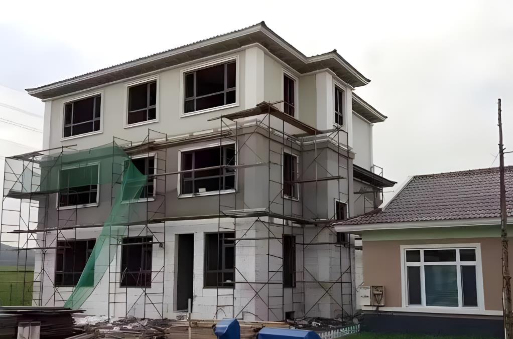 在EPS腰線的預定位置用電鉆打孔。注意孔的位置要準確，大小要與螺絲相匹配。