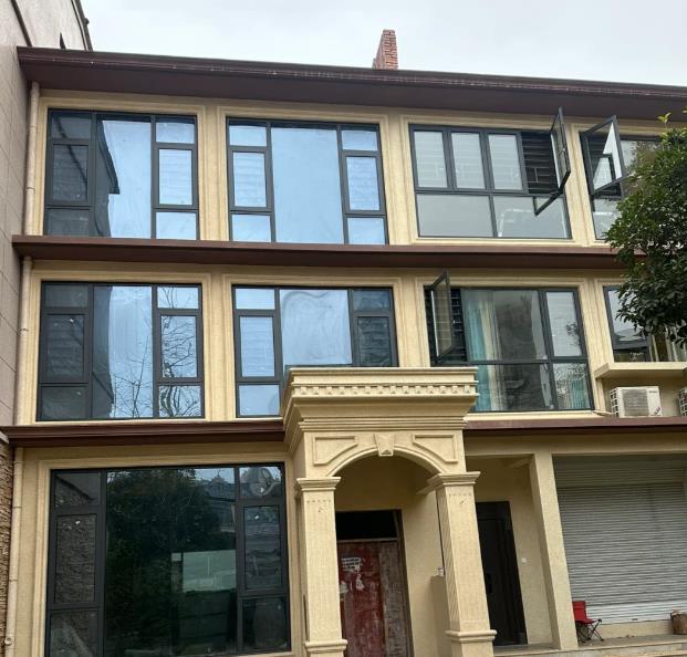 EPS羅馬柱采用輕質材料制成，重量僅為傳統石材羅馬柱的十分之一左右