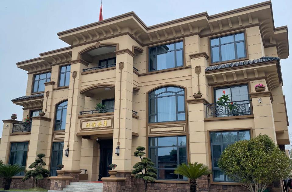 高質量的EPS材料具有優異的保溫性能、抗沖擊性能以及耐候性能，能夠確保裝飾線條的長期使用效果