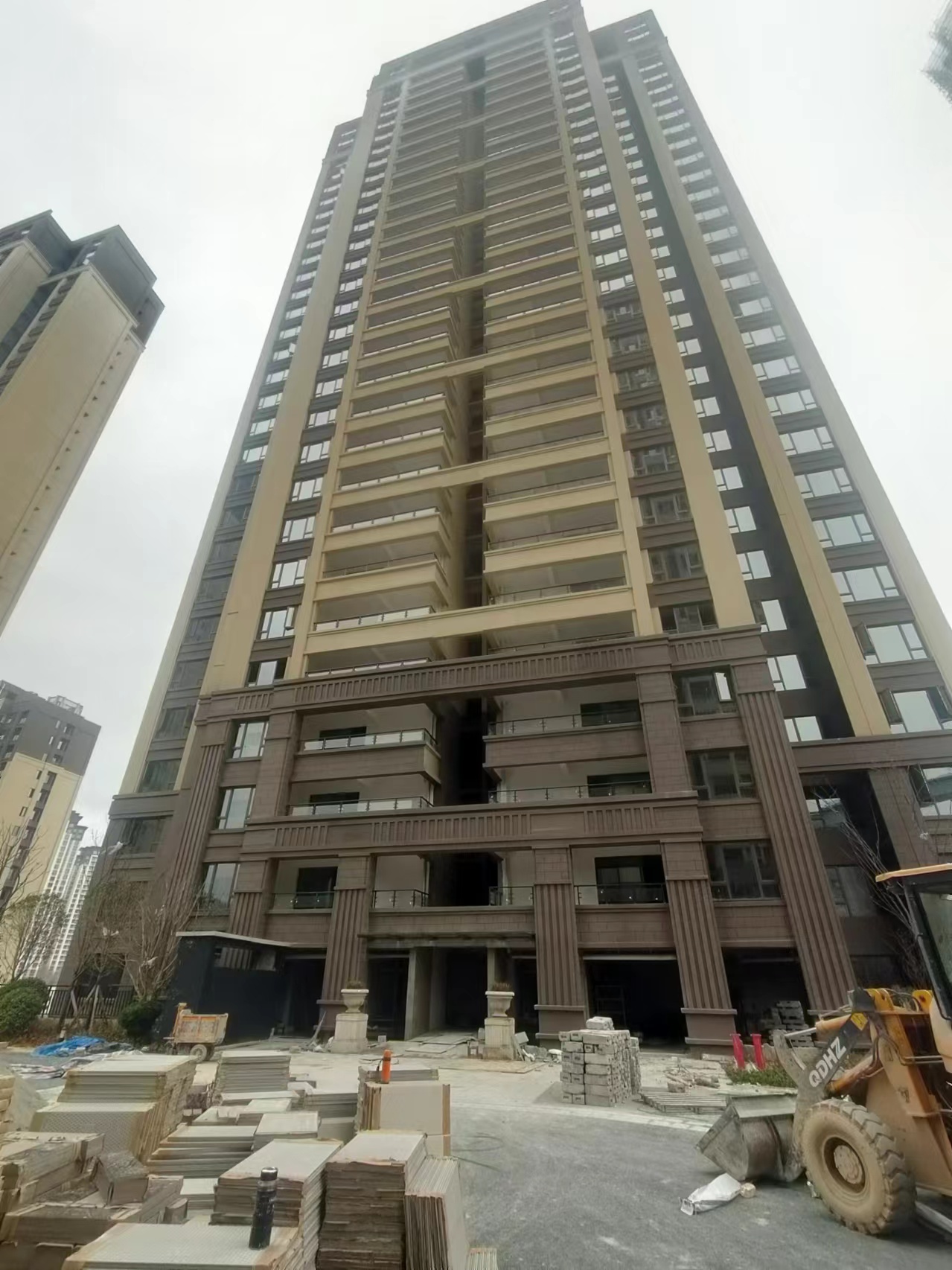 膨脹螺絲在EPS歐式窗套安裝中起到了關鍵的固定作用