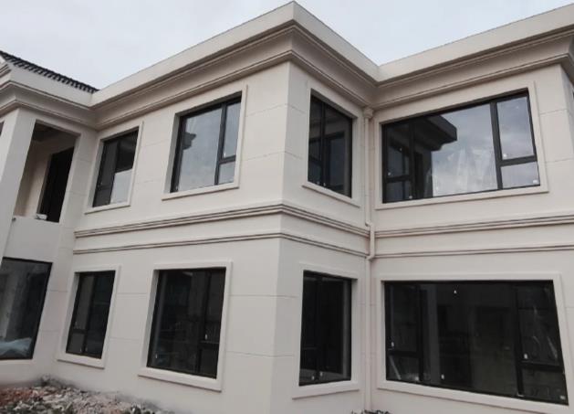 EPS外墻線條由輕質材料制成，重量遠輕于傳統的水泥或石膏線條。